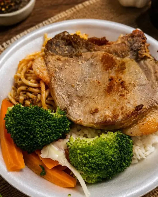 Marmita de bisteca suína com macarrão, arroz, brócolis e cenoura